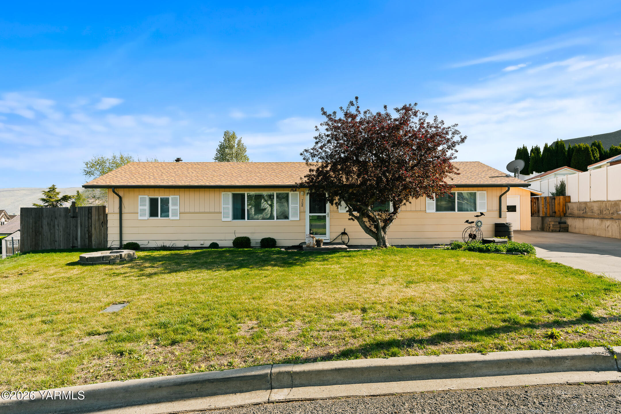 708 Daugherty Place Selah, WA 98942 - Photo 3 of 27 a front view of a house with garden