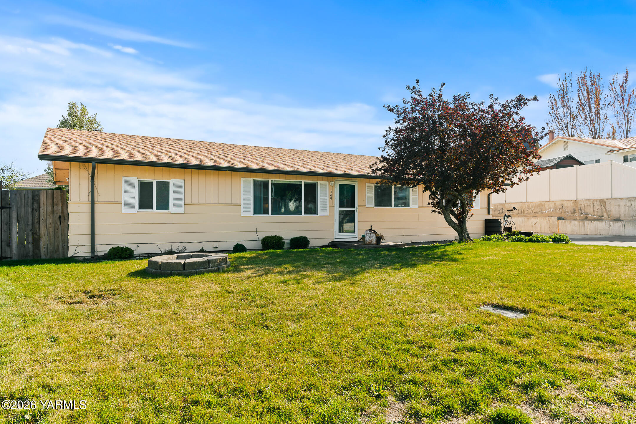 708 Daugherty Place Selah, WA 98942 - Photo 4 of 27 a view of an house with swimming pool and porch