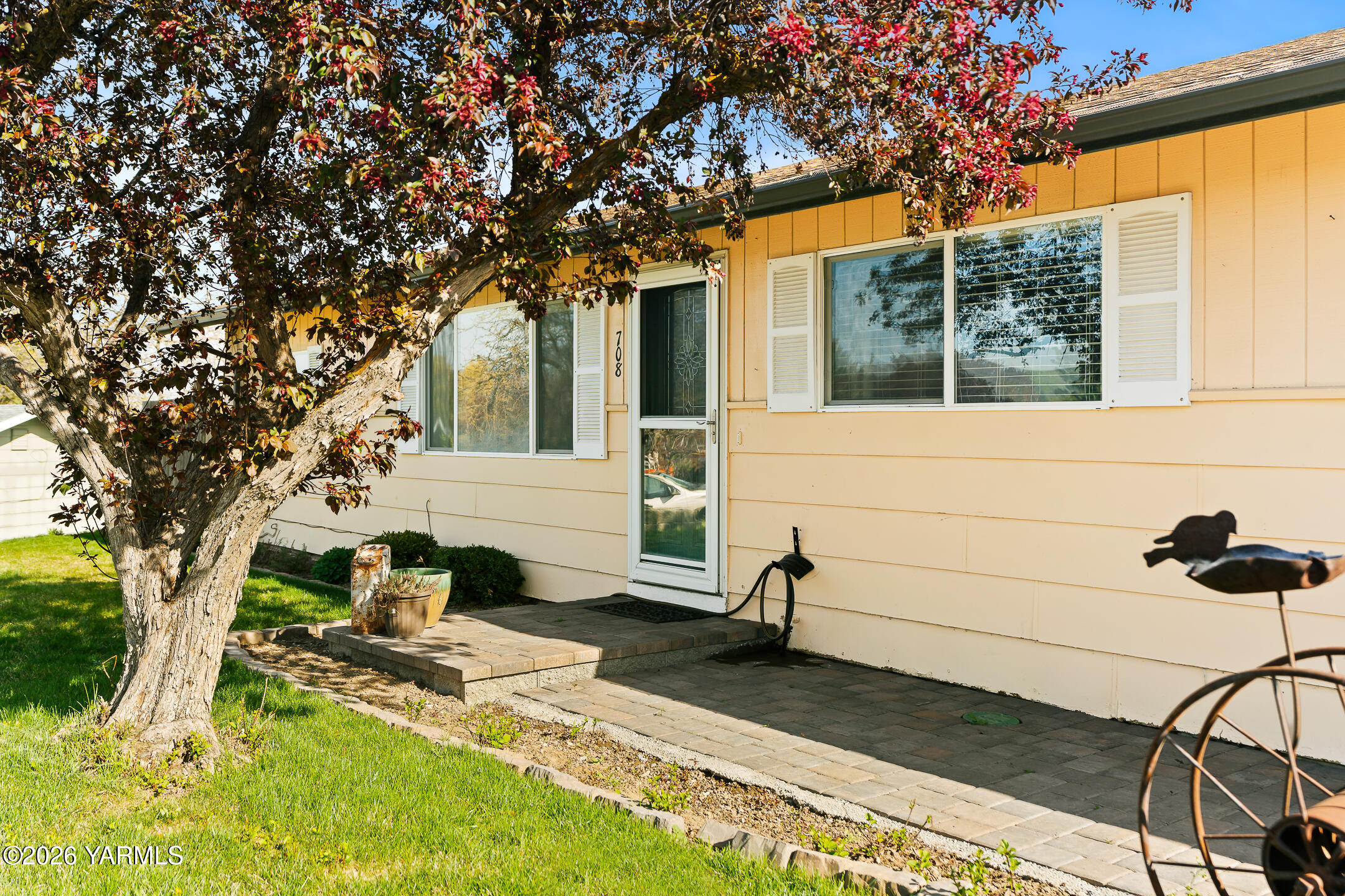 708 Daugherty Place Selah, WA 98942 - Photo 5 of 27 a front view of a house with garden