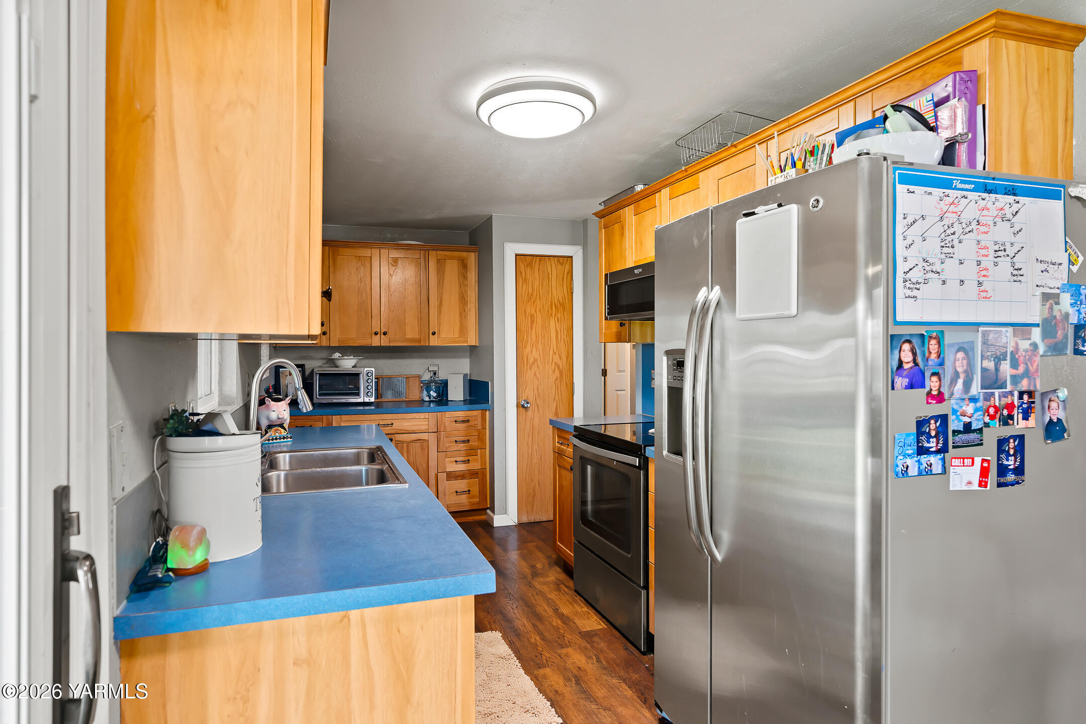 708 Daugherty Place Selah, WA 98942 - Photo 9 of 27 a kitchen with stainless steel appliances granite countertop a refrigerator and a sink