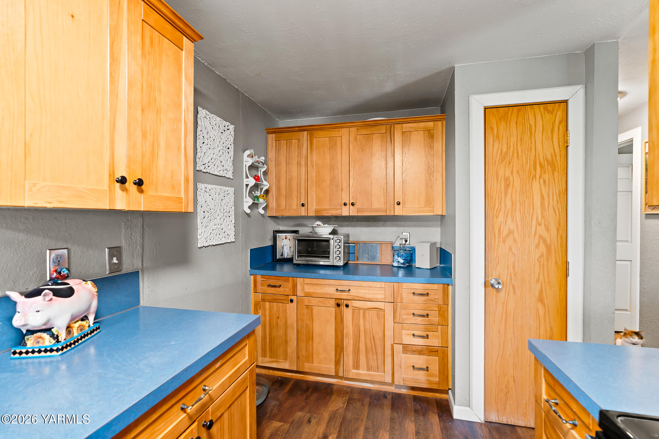 708 Daugherty Place Selah, WA 98942 - Photo 10 of 27 a kitchen with granite countertop wooden cabinets a sink a window and appliances