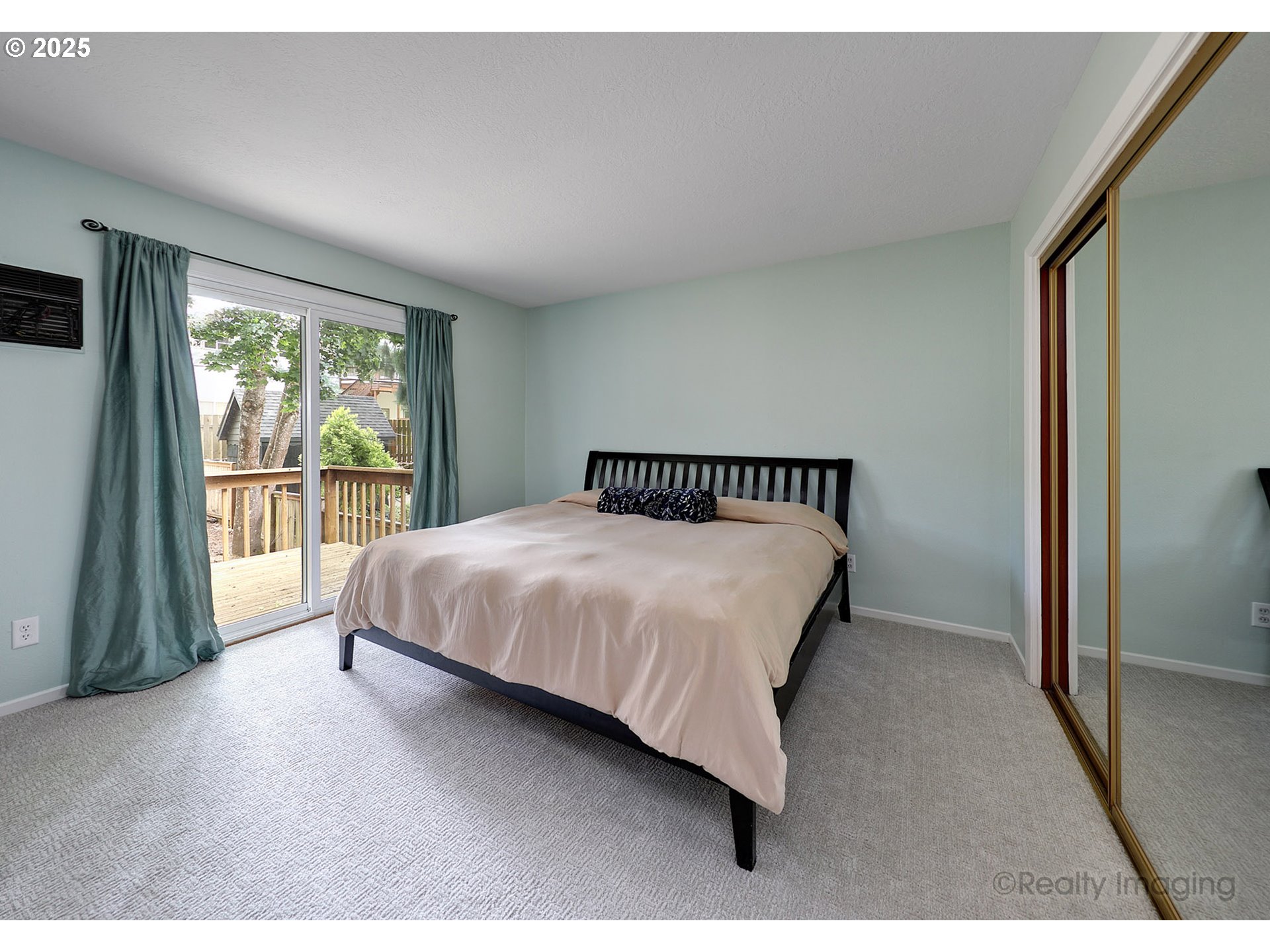 1124 Southwest Chestnut Drive Portland, OR 97219 - Photo 15 of 37 Primary Bedroom