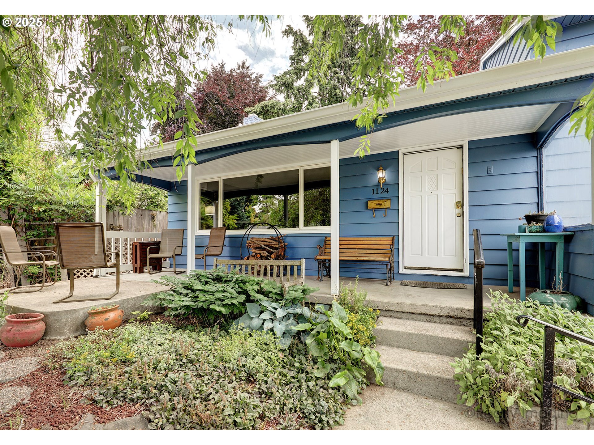 1124 Southwest Chestnut Drive Portland, OR 97219 - Photo 2 of 37 Exterior