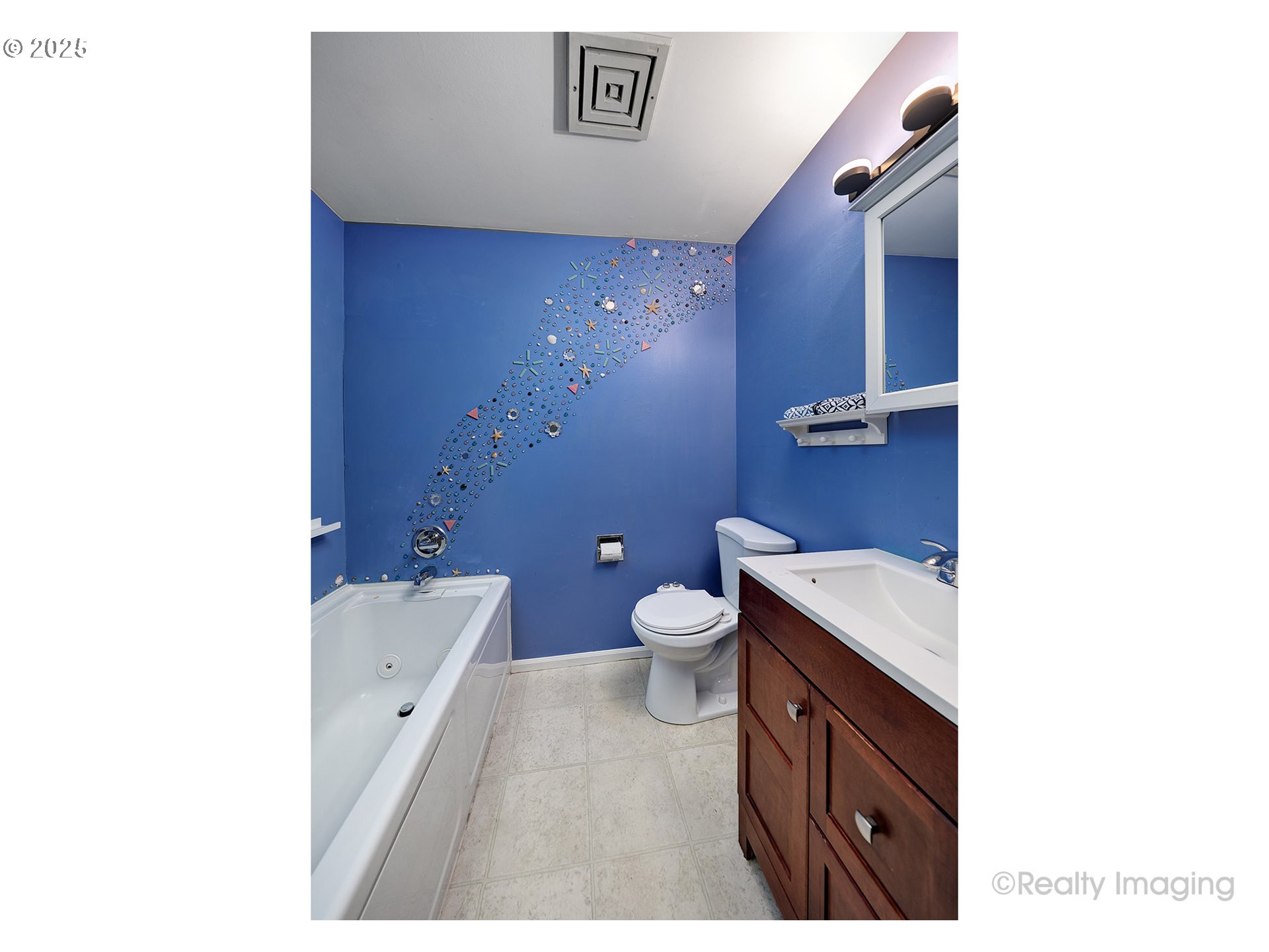 1124 Southwest Chestnut Drive Portland, OR 97219 - Photo 21 of 37 Bathroom
