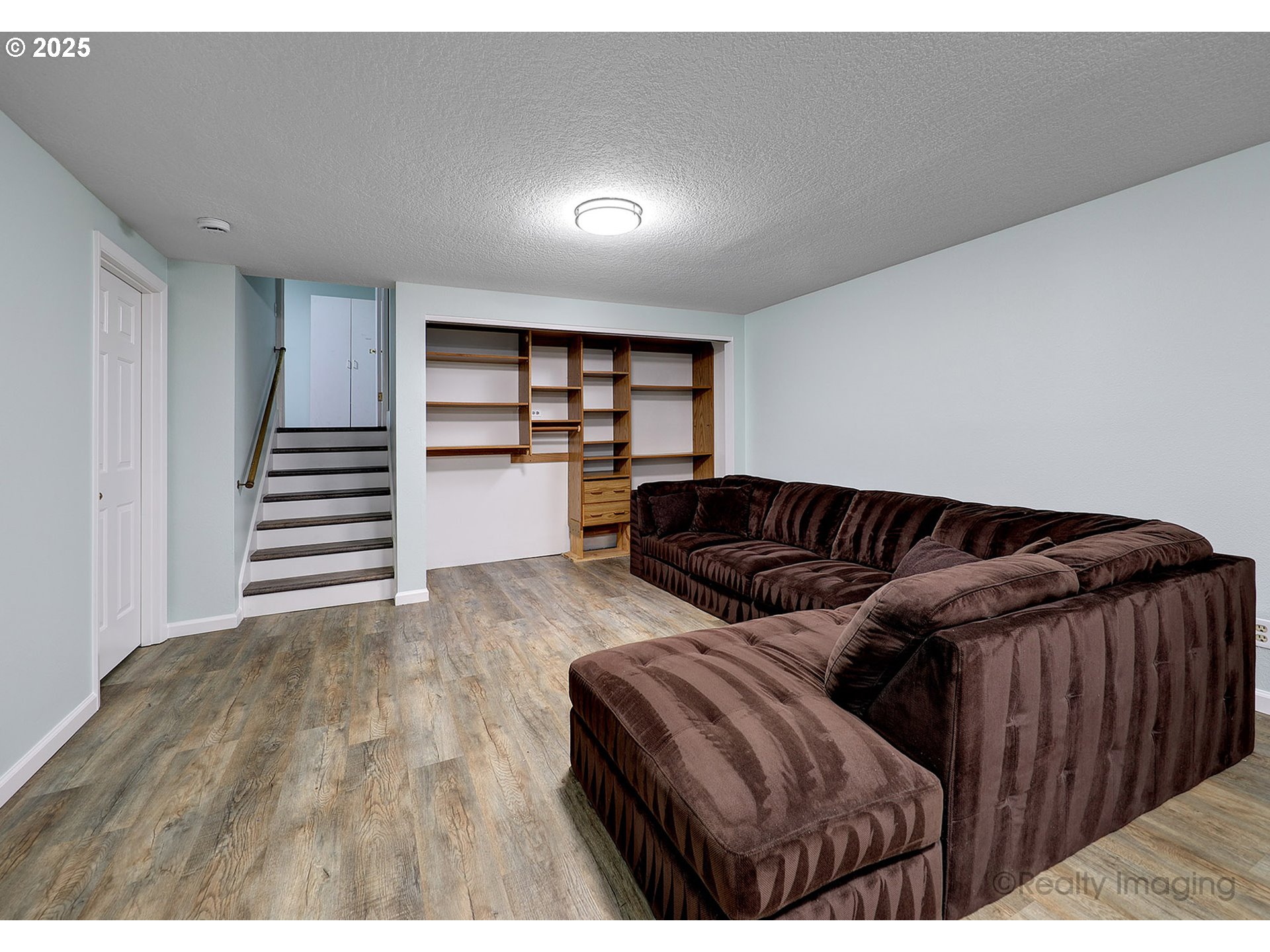 1124 Southwest Chestnut Drive Portland, OR 97219 - Photo 22 of 37 Family Room