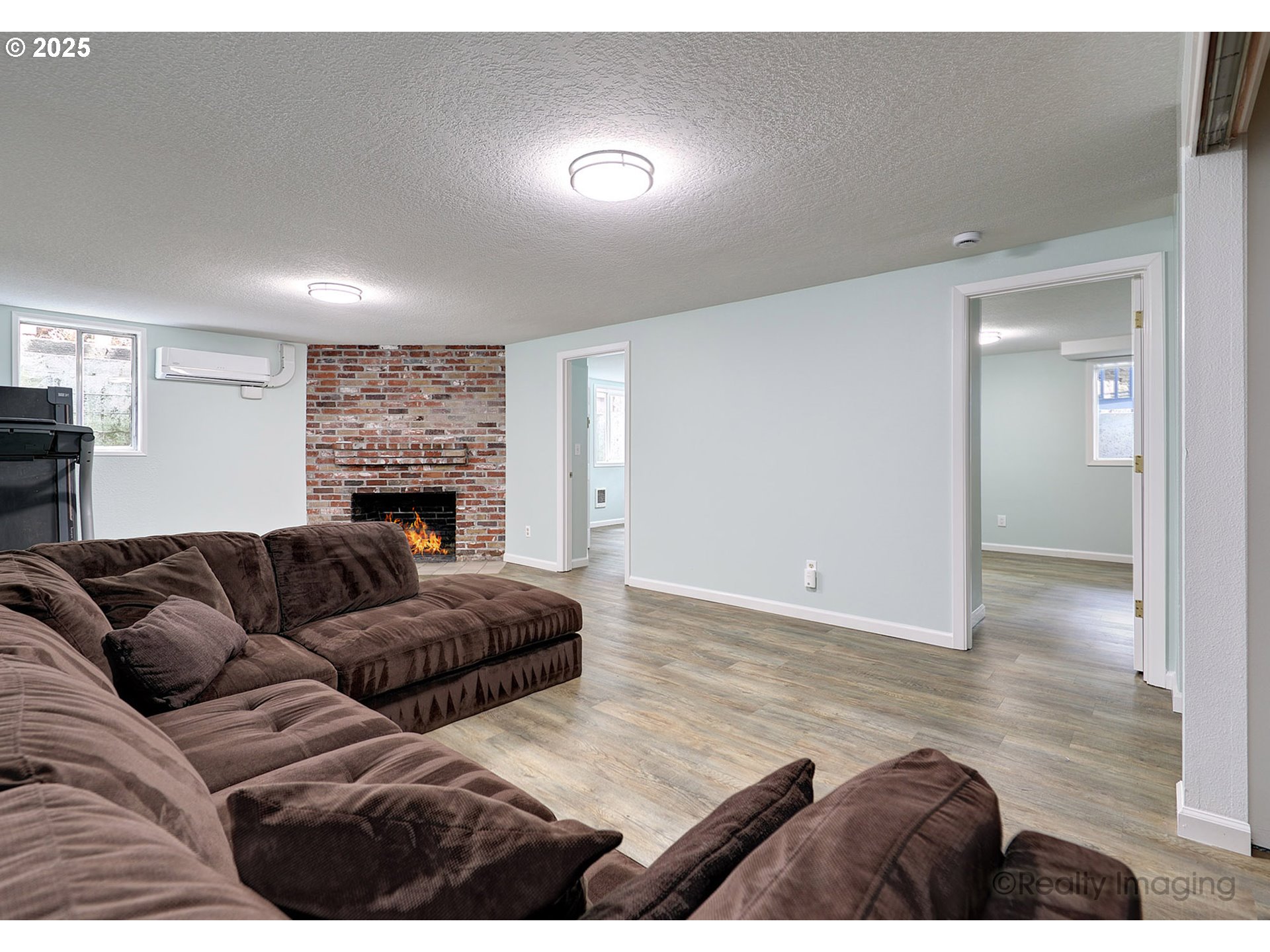 1124 Southwest Chestnut Drive Portland, OR 97219 - Photo 23 of 37 Family Room