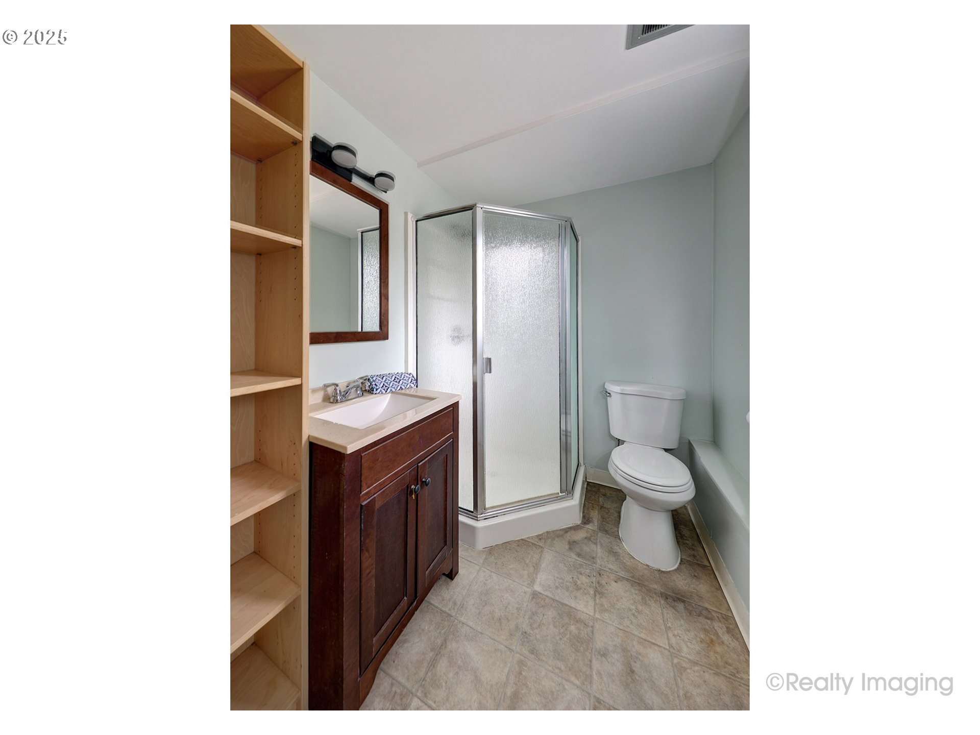 1124 Southwest Chestnut Drive Portland, OR 97219 - Photo 27 of 37 Bathroom