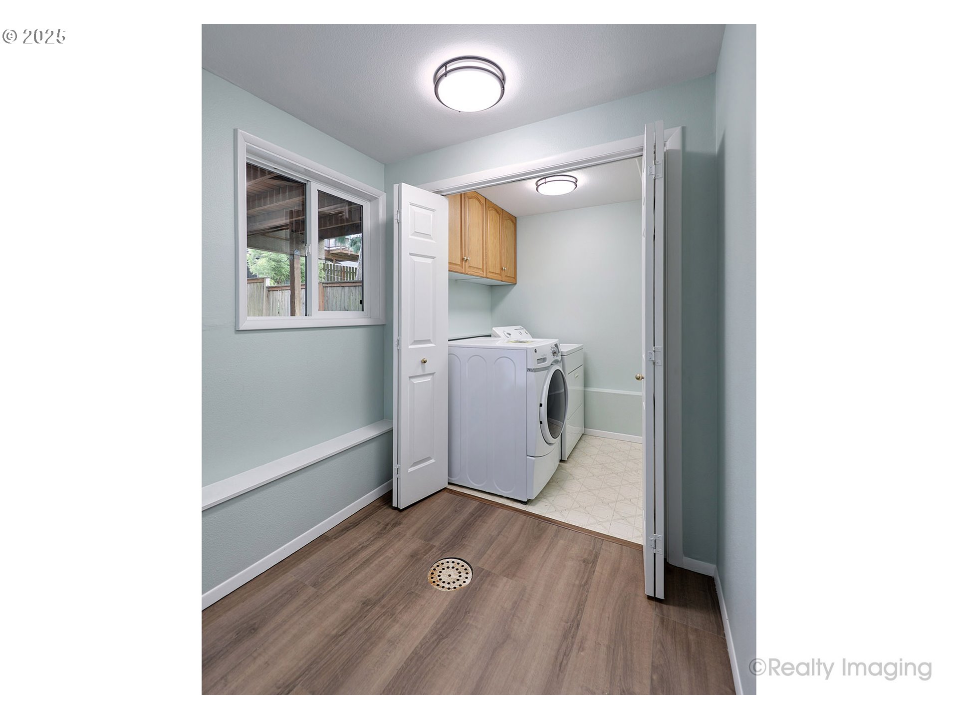 1124 Southwest Chestnut Drive Portland, OR 97219 - Photo 28 of 37 Laundry