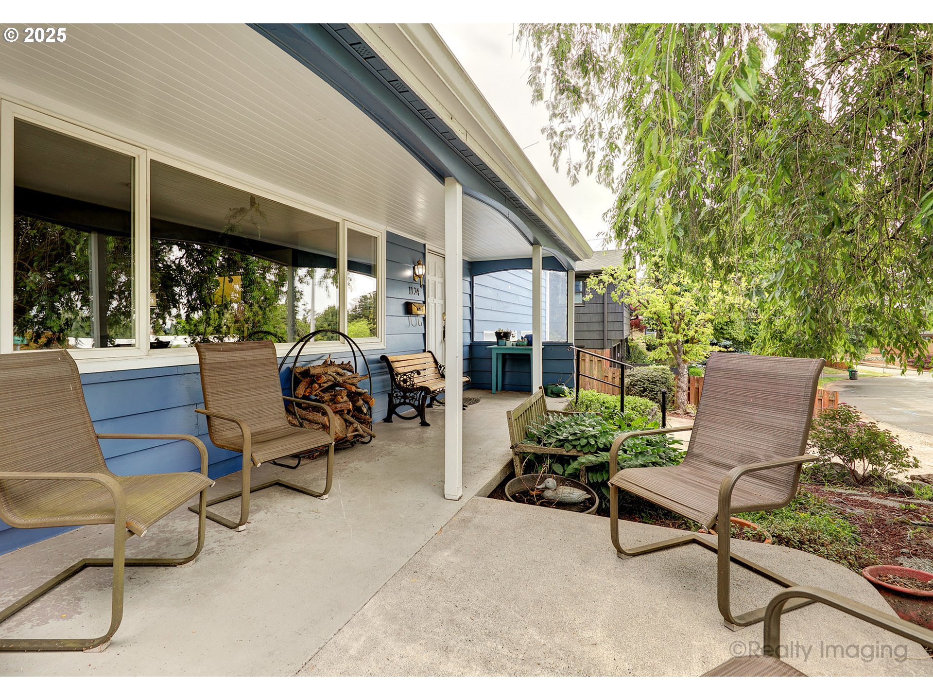 1124 Southwest Chestnut Drive Portland, OR 97219 - Photo 4 of 37 Porch