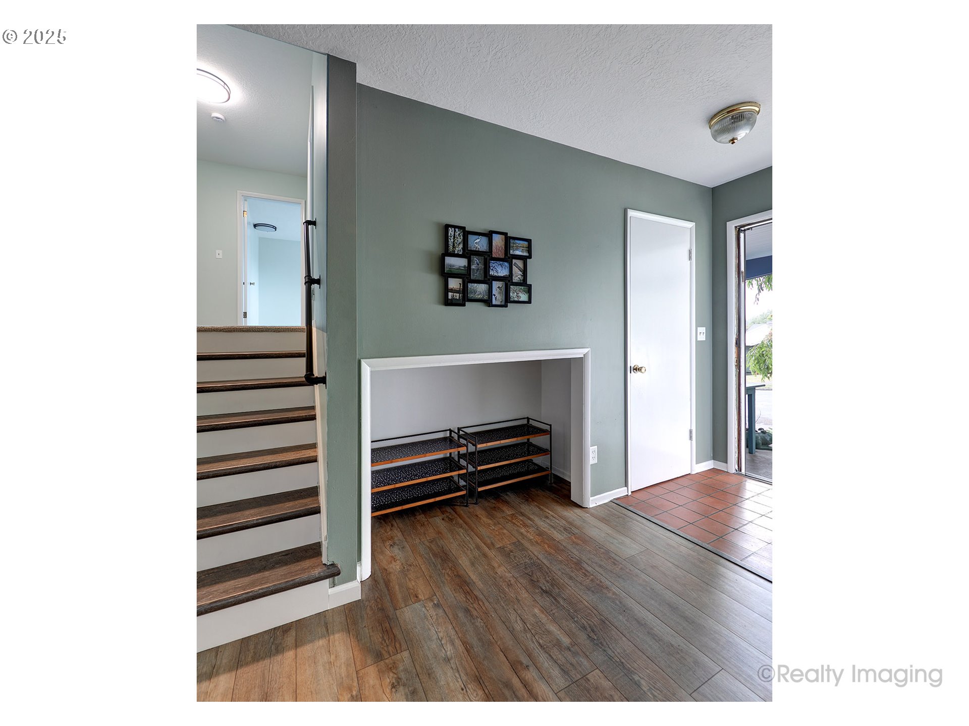 1124 Southwest Chestnut Drive Portland, OR 97219 - Photo 5 of 37 Hallway