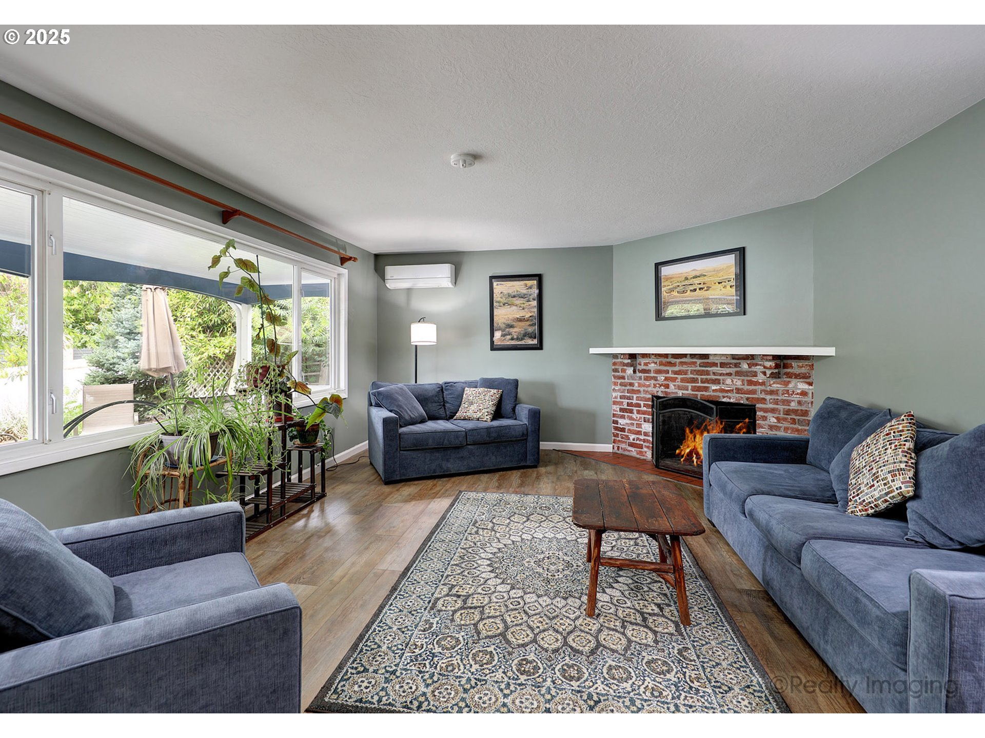 1124 Southwest Chestnut Drive Portland, OR 97219 - Photo 6 of 37 Living Room