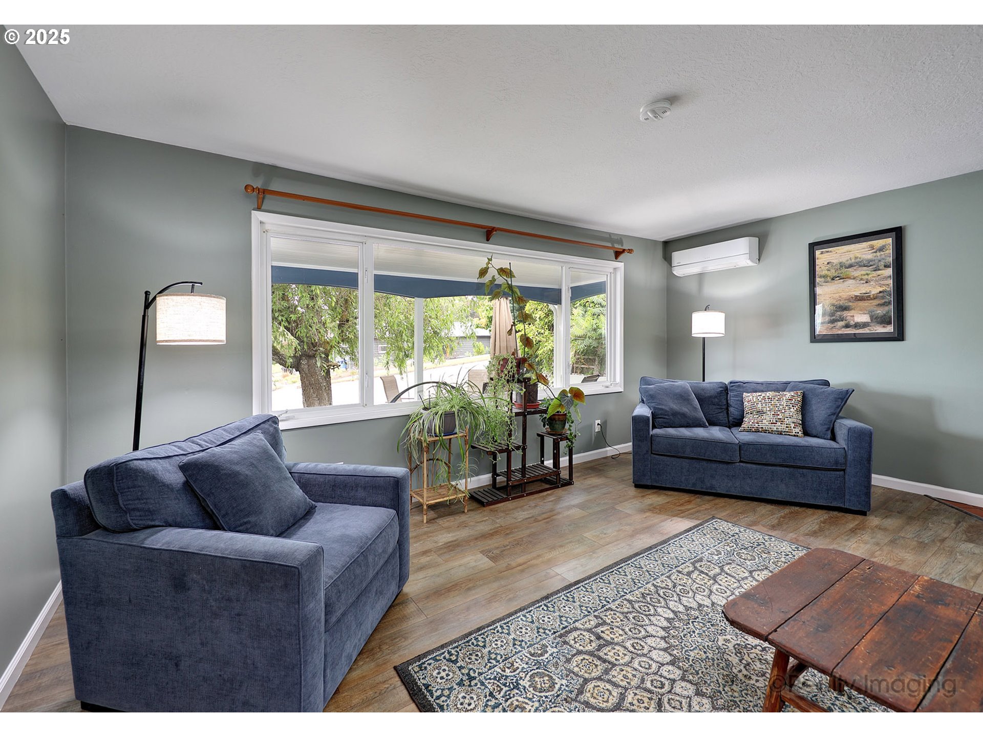 1124 Southwest Chestnut Drive Portland, OR 97219 - Photo 7 of 37 Living Room