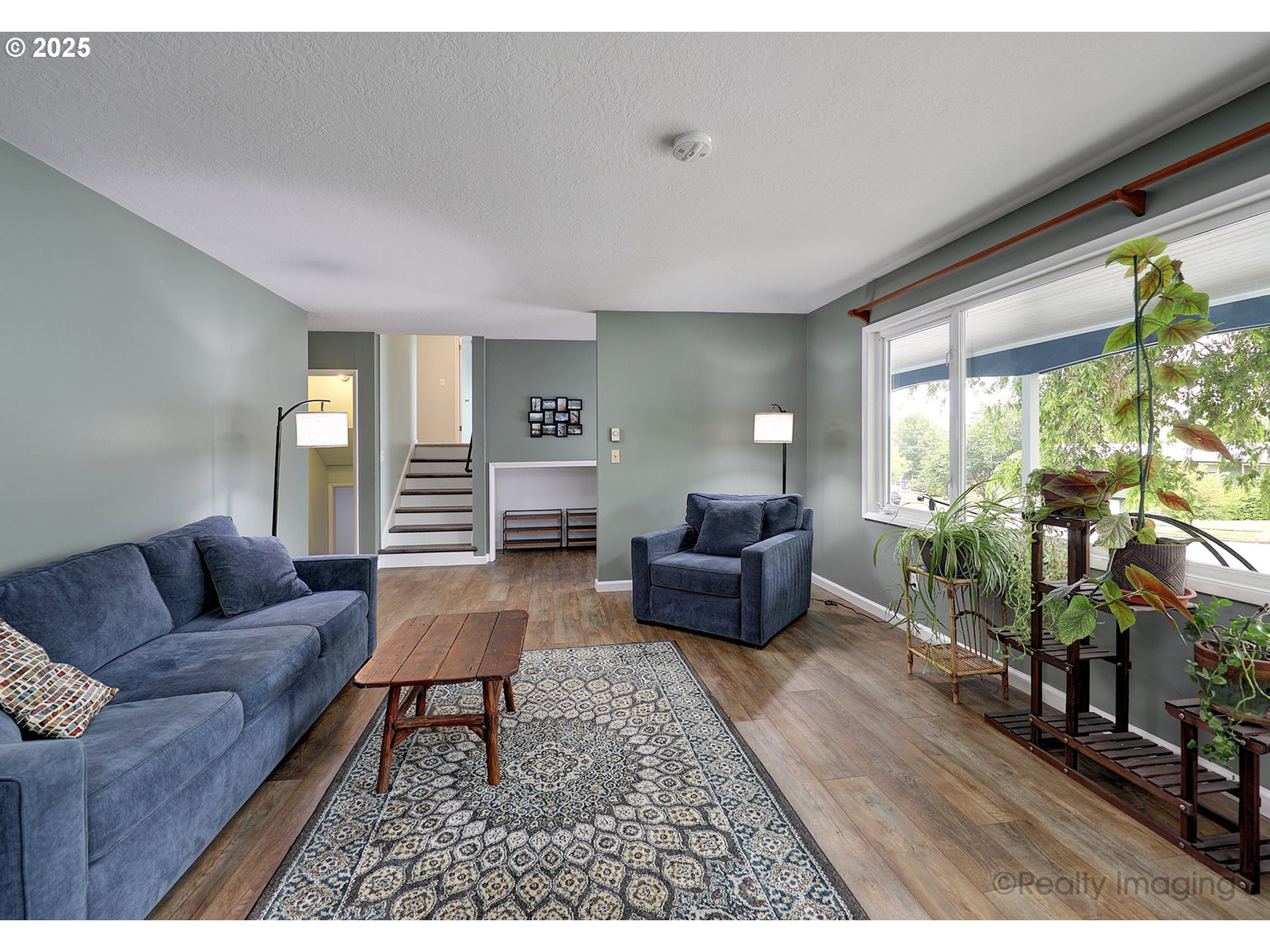 1124 Southwest Chestnut Drive Portland, OR 97219 - Photo 8 of 37 Living Room