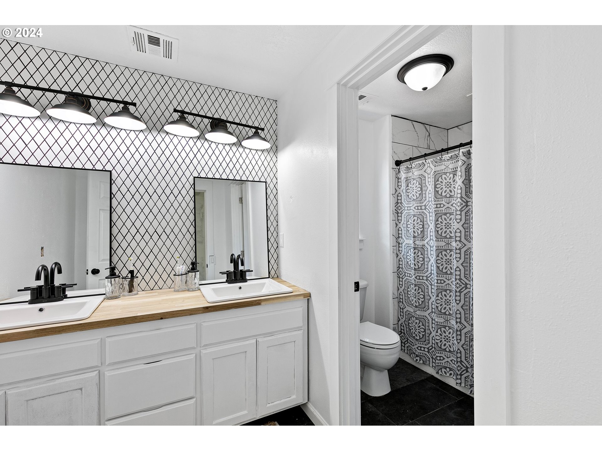 1013 Swale Ridge Loop Creswell, OR 97426 - Photo 20 of 26 Owner's Suite Bathroom