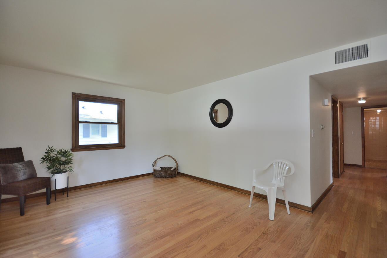 3122 West Rochelle Avenue Glendale, WI 53209 - Photo 3 of 25 Living Room