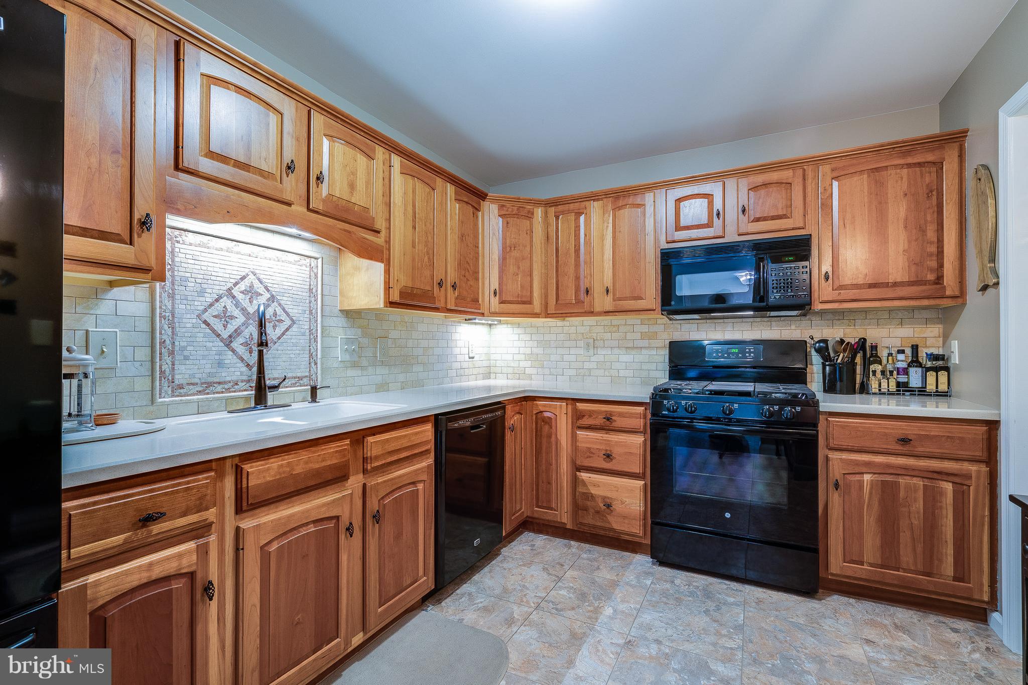 5 Cardiff Court Lititz, PA 17543 - Photo 7 of 32 New appliances, updated backsplash, counter,floor