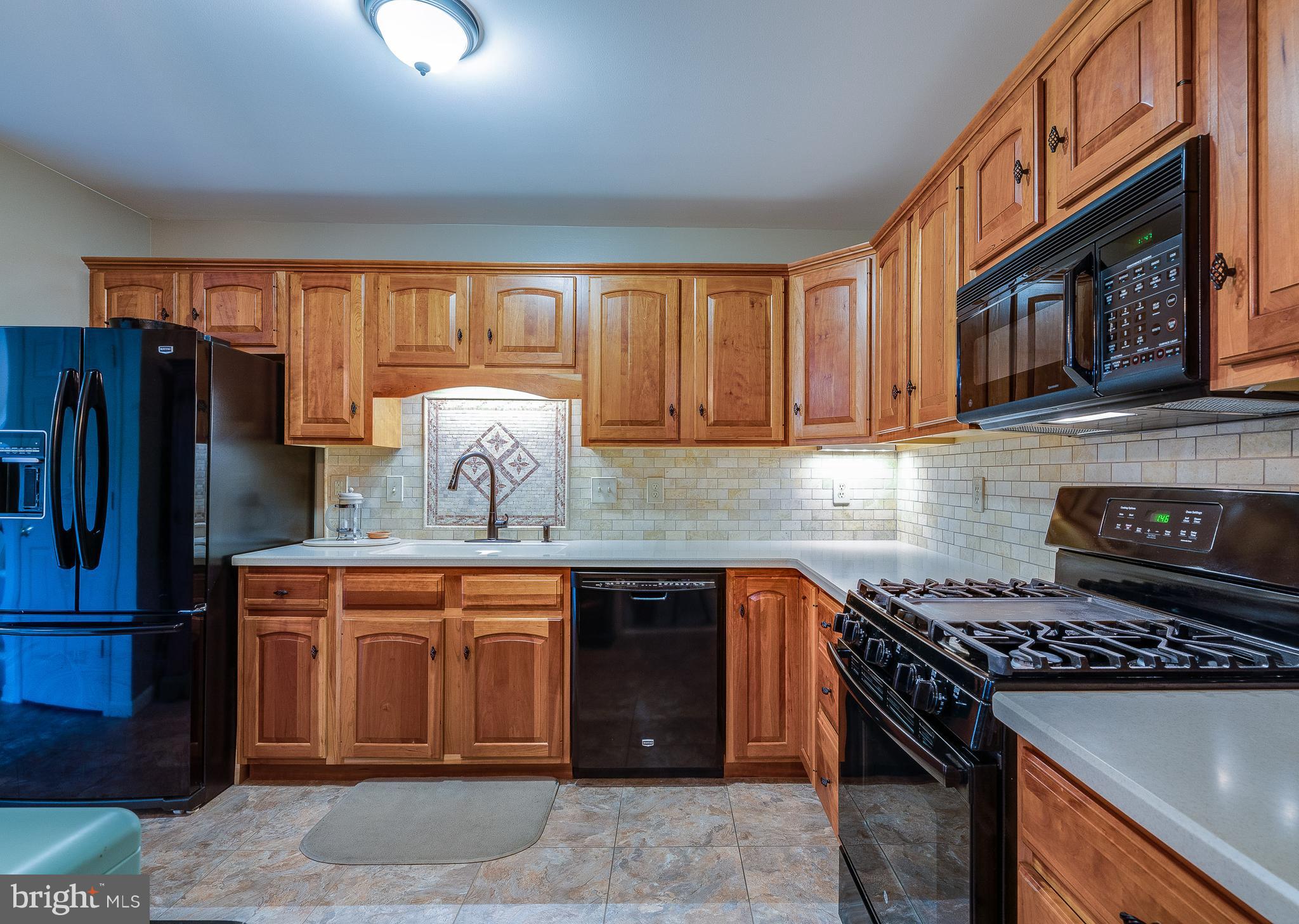 5 Cardiff Court Lititz, PA 17543 - Photo 8 of 32 Convenient eat in kitchen