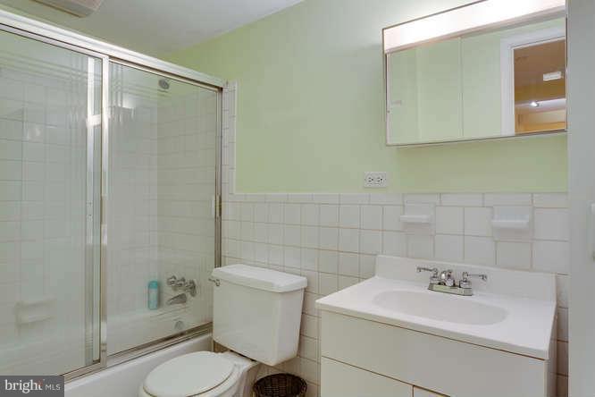 5051 7th Road South, Unit T1 Arlington, VA 22204 - Photo 18 of 25 Bath