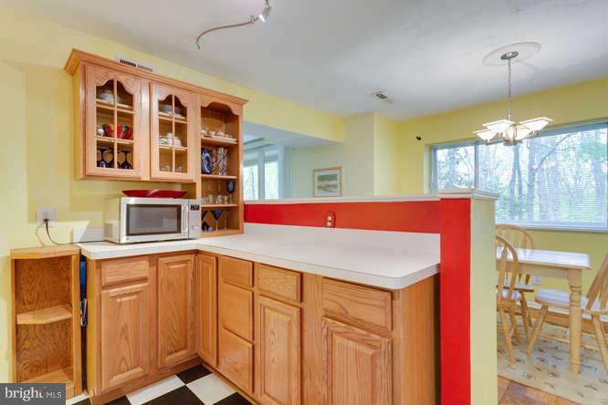 5051 7th Road South, Unit T1 Arlington, VA 22204 - Photo 8 of 25 Kitchen
