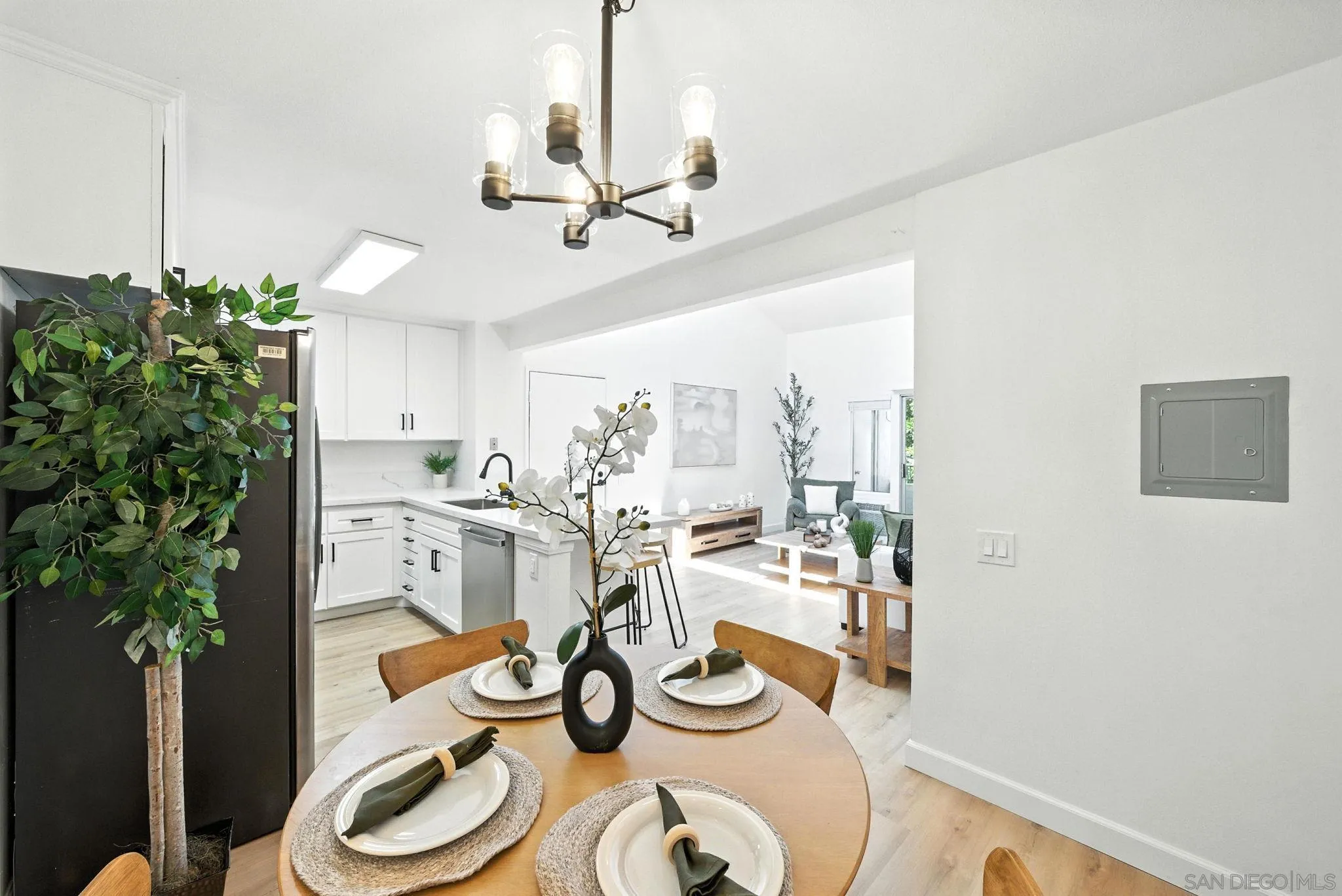3575 Ruffin Road, Unit 204 San Diego, CA 92123 - Photo 11 of 29 a very nice looking dining room with a table and chairs