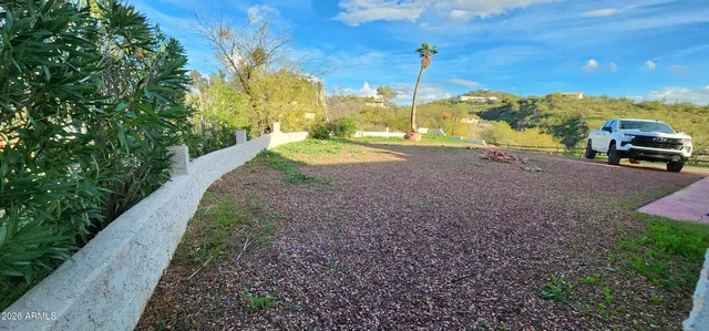 a view of a pathway with a yard