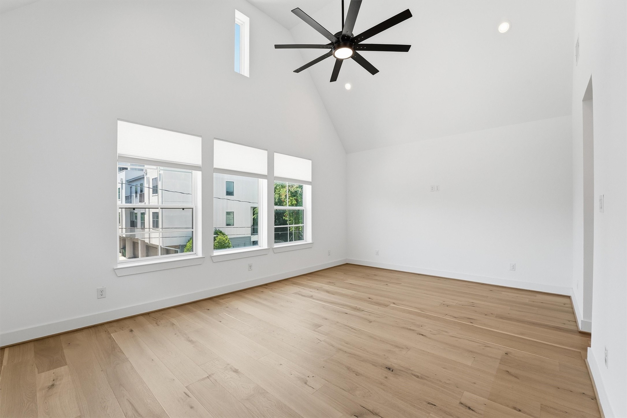 5004 Darling Street Houston, TX 77007 - Photo 33 of 41 Flooded with natural light, featuring elegant shades.