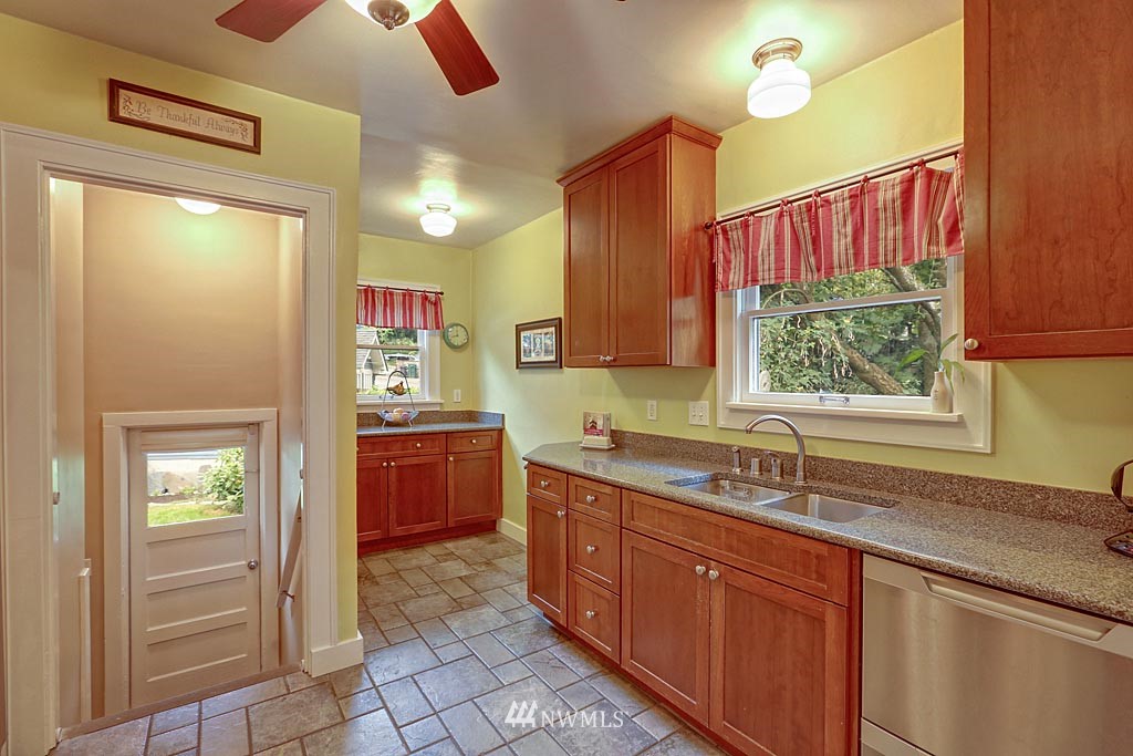 2111 North 60th Street Seattle, WA 98103 - Photo 4 of 15 Gallery Image 4