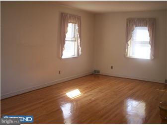 1620 Prospect Ridge Boulevard Haddon Heights, NJ 08035 - Photo 3 of 12 Living Room