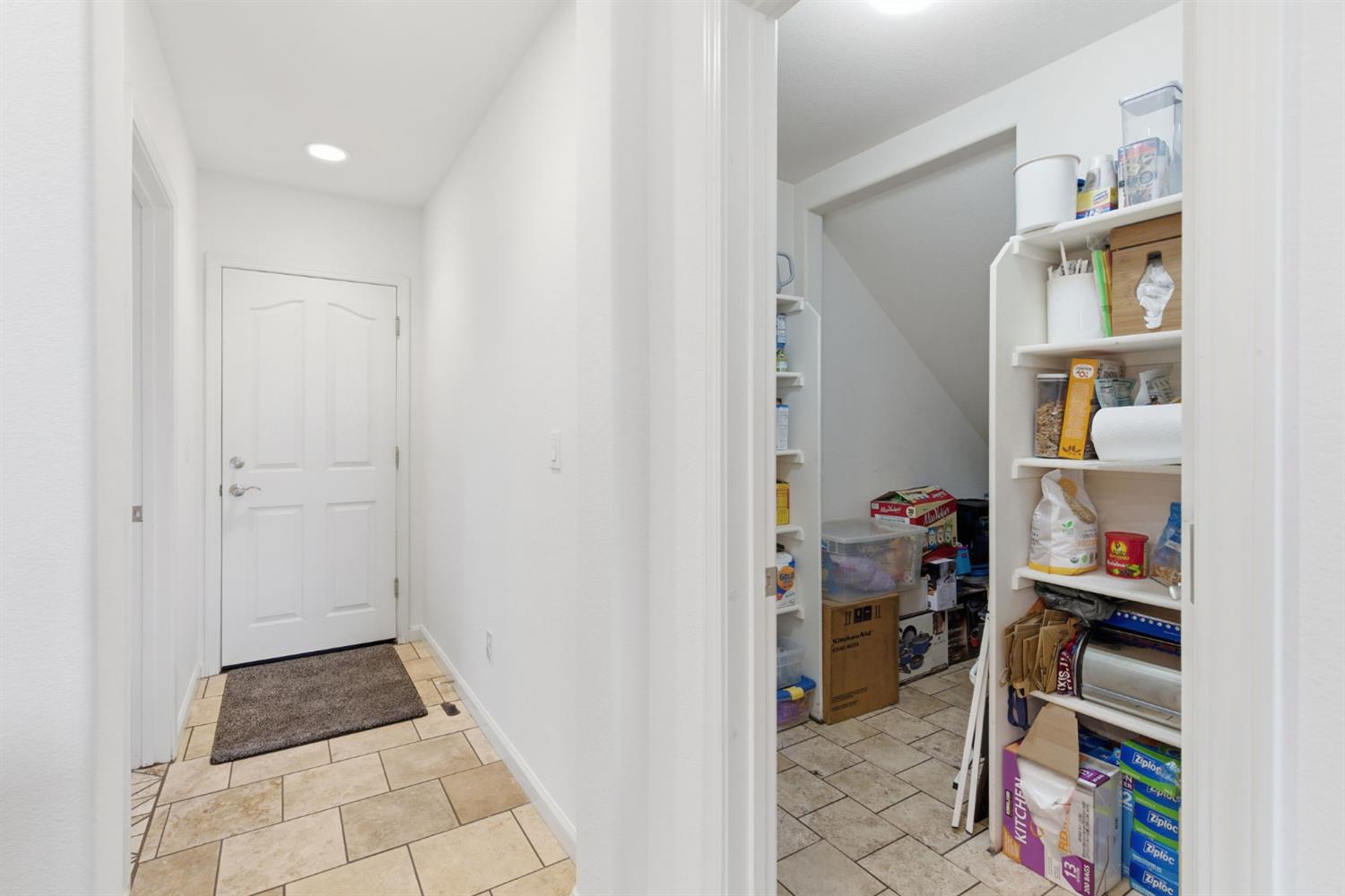 1806 West Ripon Road Ripon, CA 95366 - Photo 27 of 65 a room with a book shelf and a book shelf