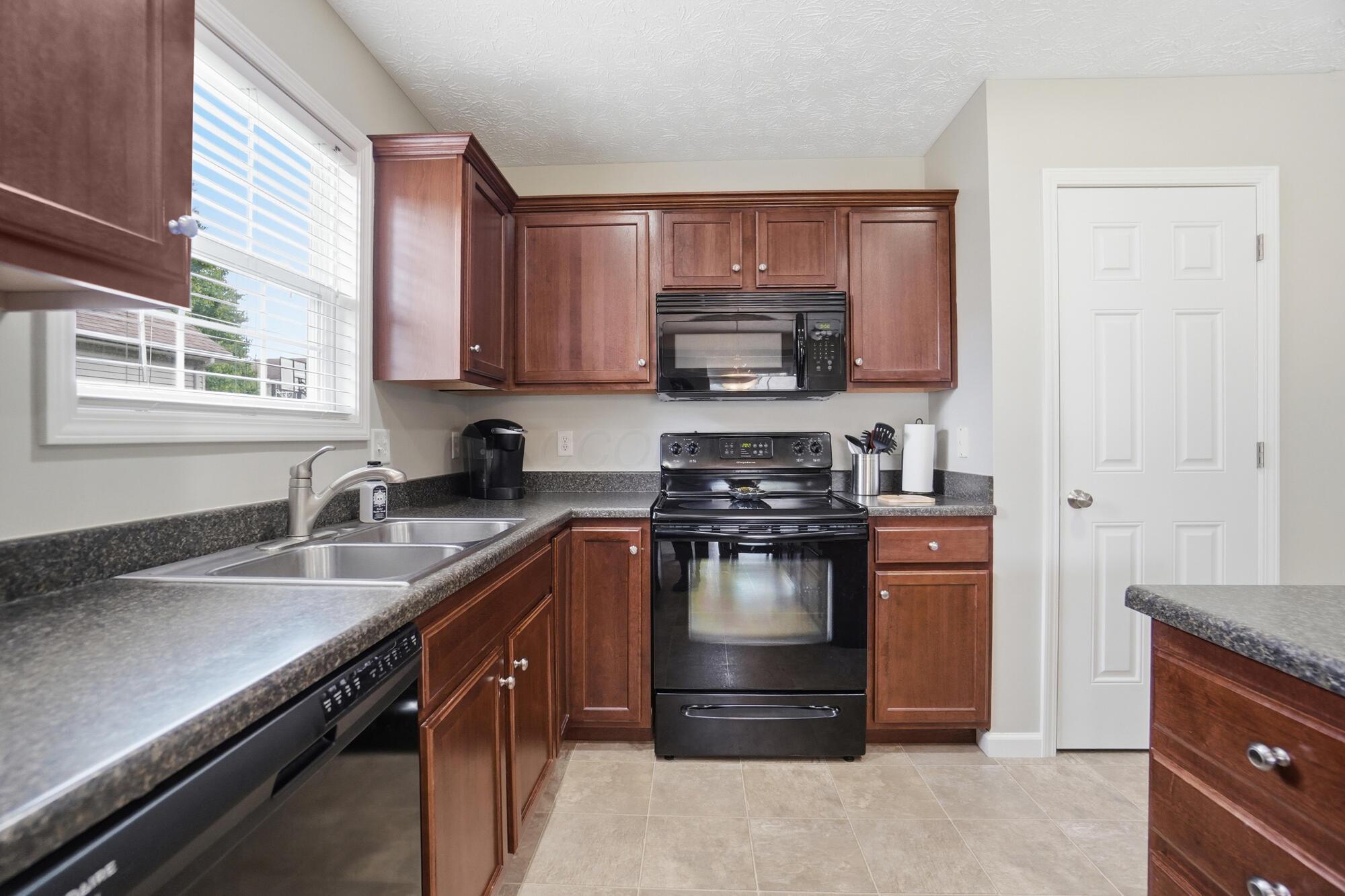1728 Hunters Ridge Drive Troy, OH 45373 - Photo 15 of 47 Kitchen - 1728 Hunters Ridge Drive, Troy, OH 45373