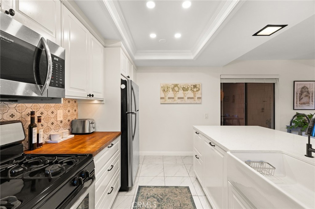 374 South Prospectors Road, Unit 121 Diamond Bar, CA 91765 - Photo 13 of 36 a kitchen that has a sink and a stove in it