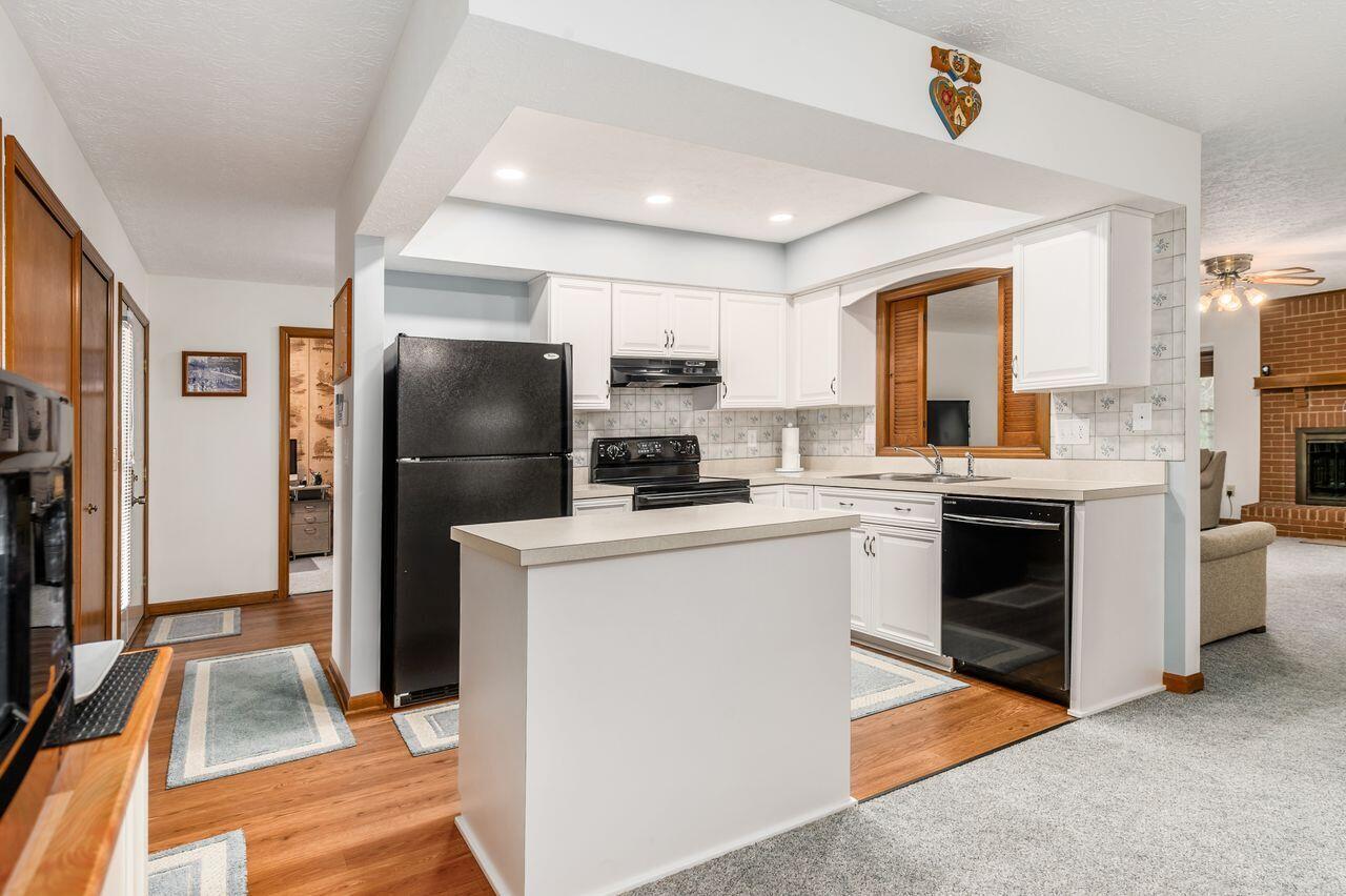 1525 Refugee Road Pickerington, OH 43147 - Photo 6 of 33 Kitchen