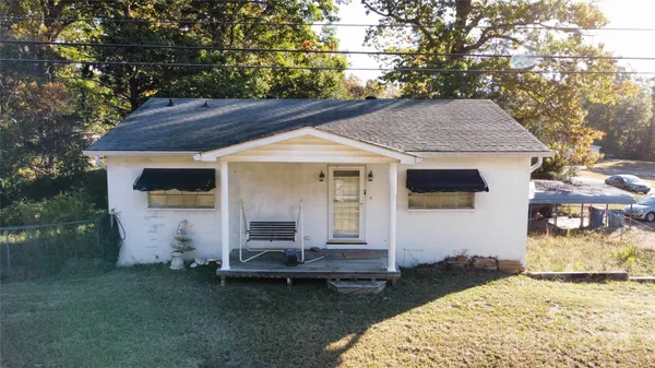 a view of a house with backyard