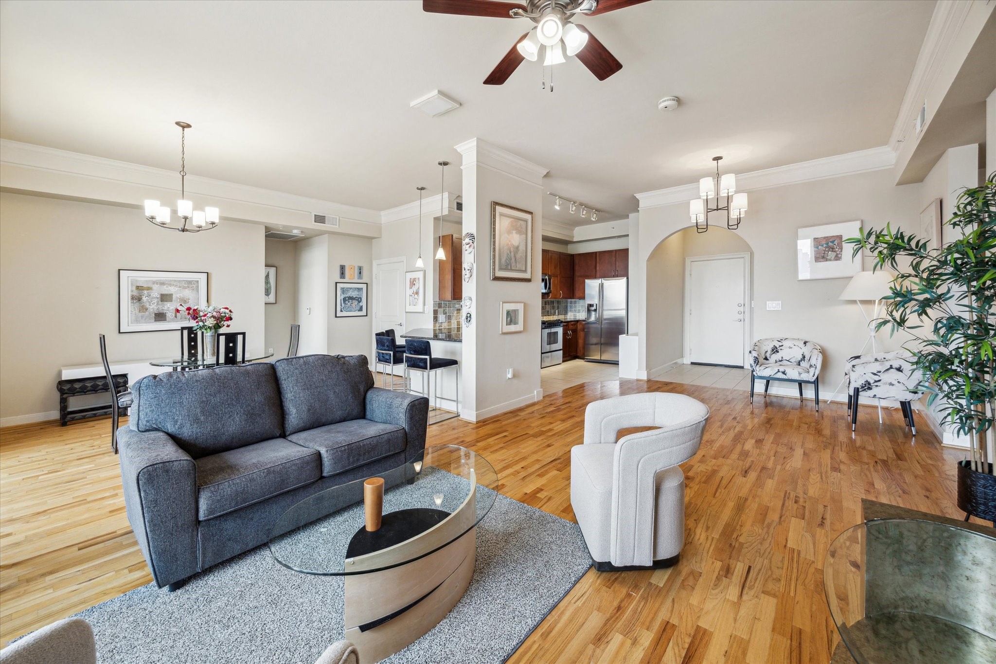 3333 Allen Parkway, Unit 1004 Houston, TX 77019 - Photo 3 of 36 a living room with furniture and kitchen view