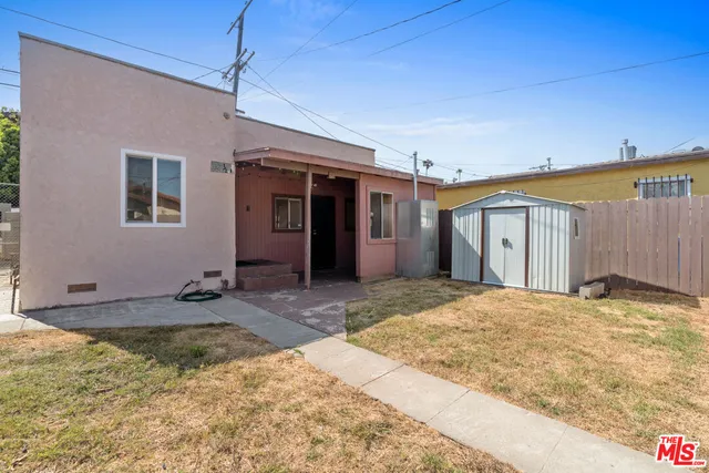 a view of a house with a backyard