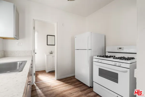 $2,200 | 932 1/2 California Avenue, Venice, CA 90291