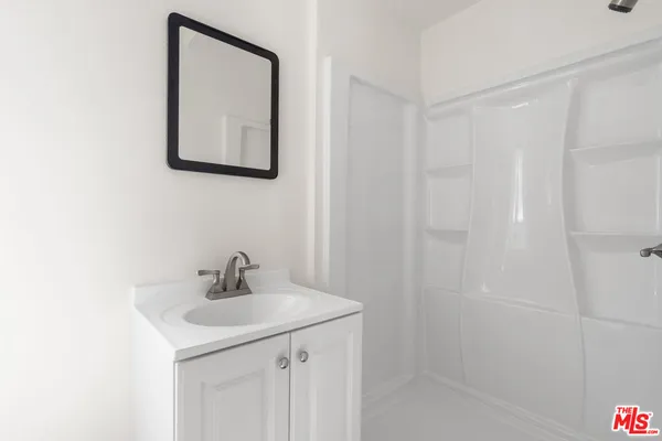 $2,200 | 932 1/2 California Avenue, Venice, CA 90291