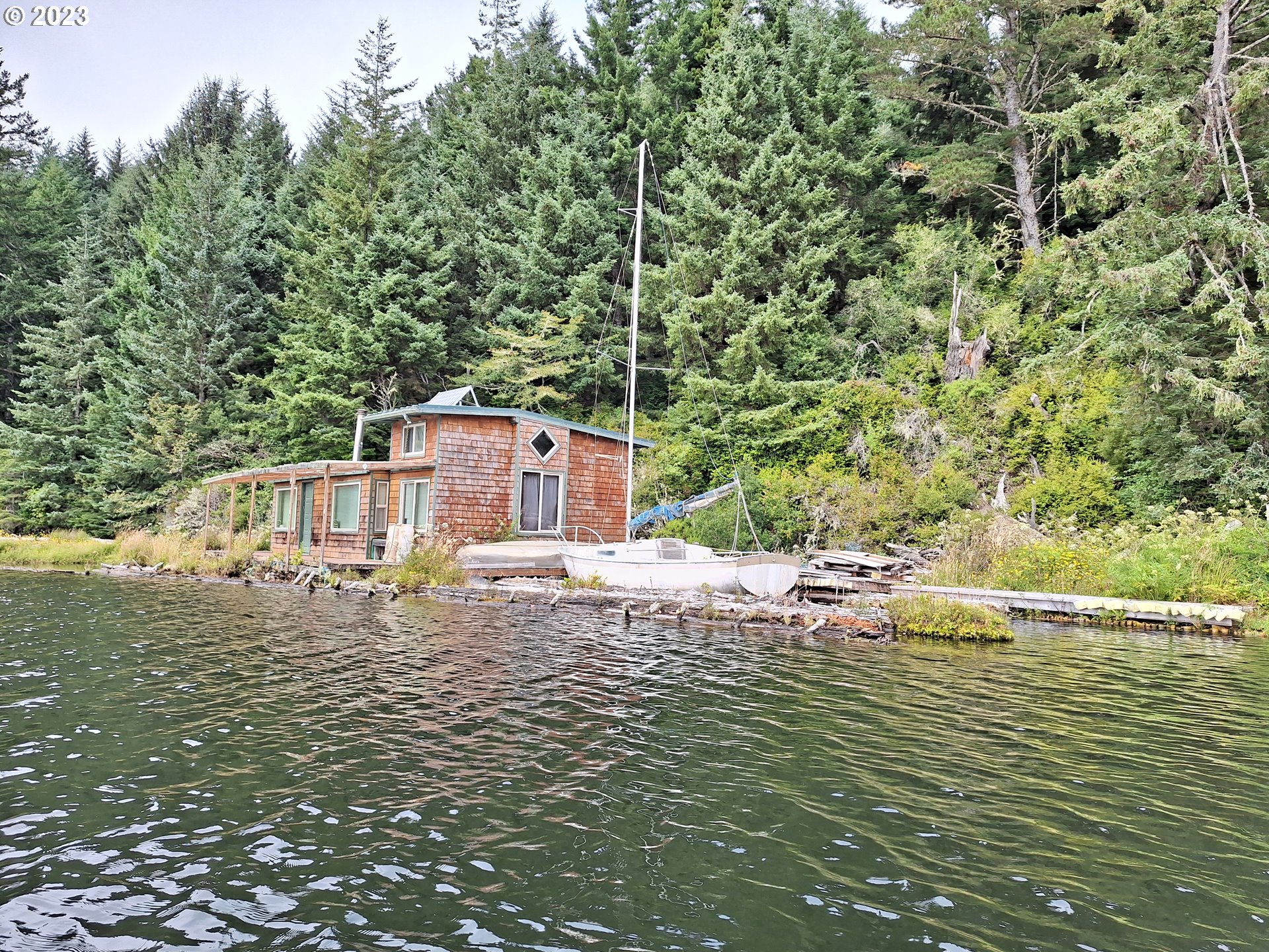 a view of a water with a house in the background