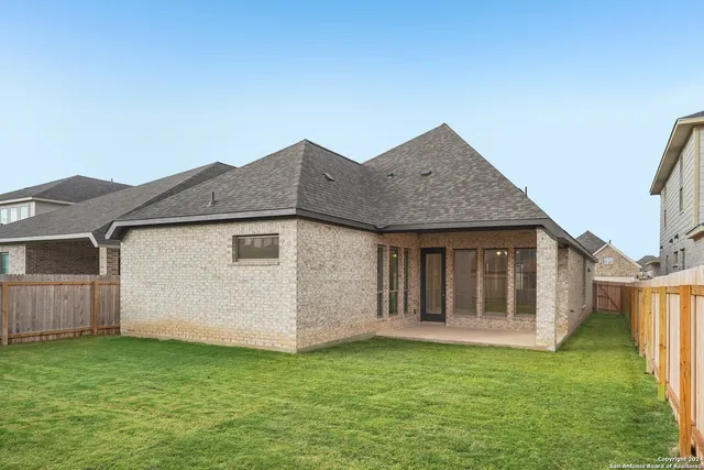 a view of a house with backyard