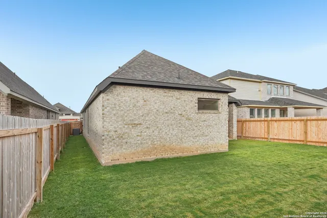 a view of a house with backyard