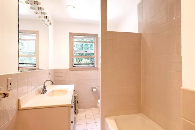 $3,000 | 25 Anoka Avenue, Barrington, RI 02806