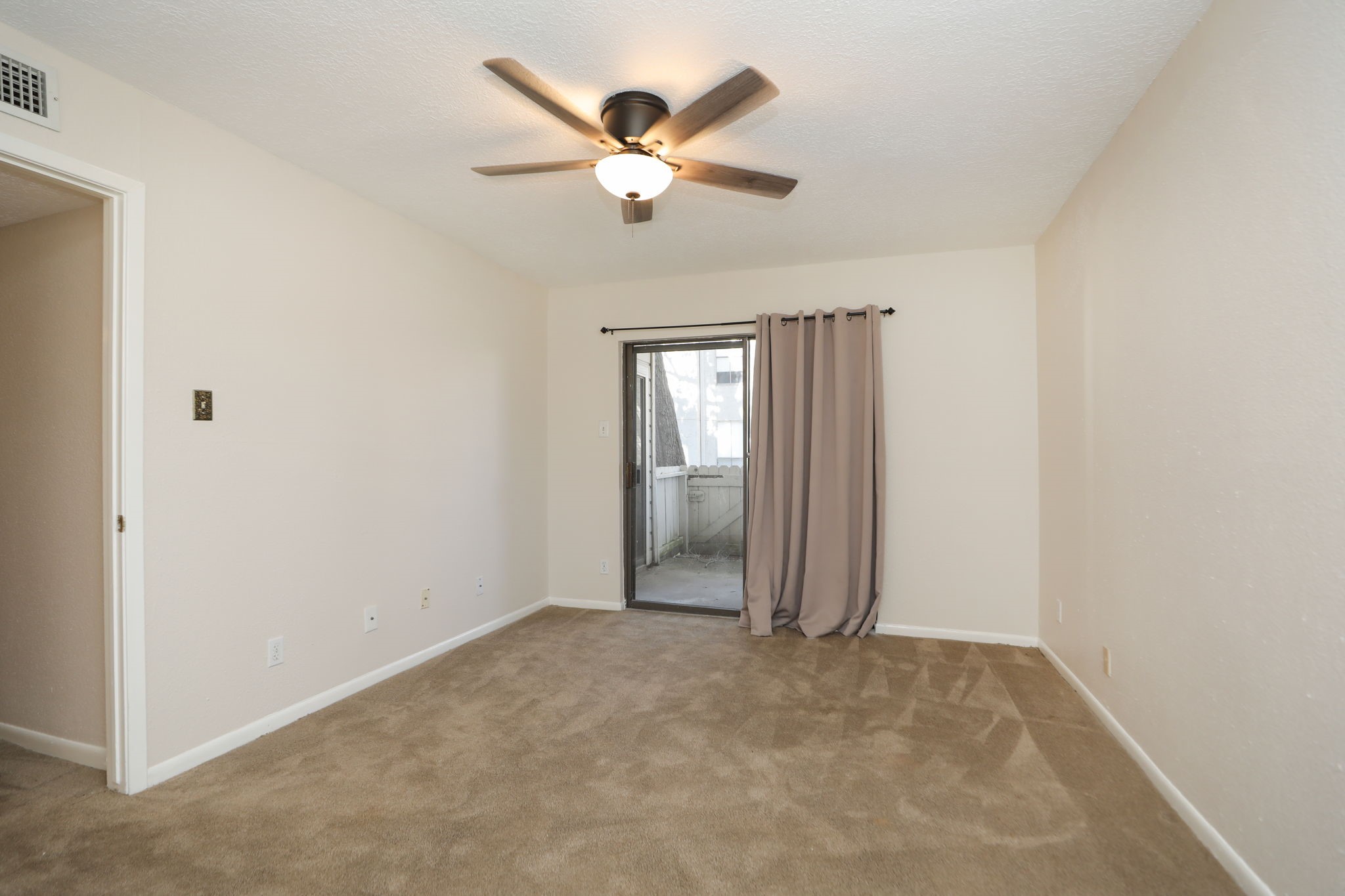 17401 Red Oak Drive, Unit 97 Houston, TX 77090 - Photo 21 of 37 an empty room with fan and windows