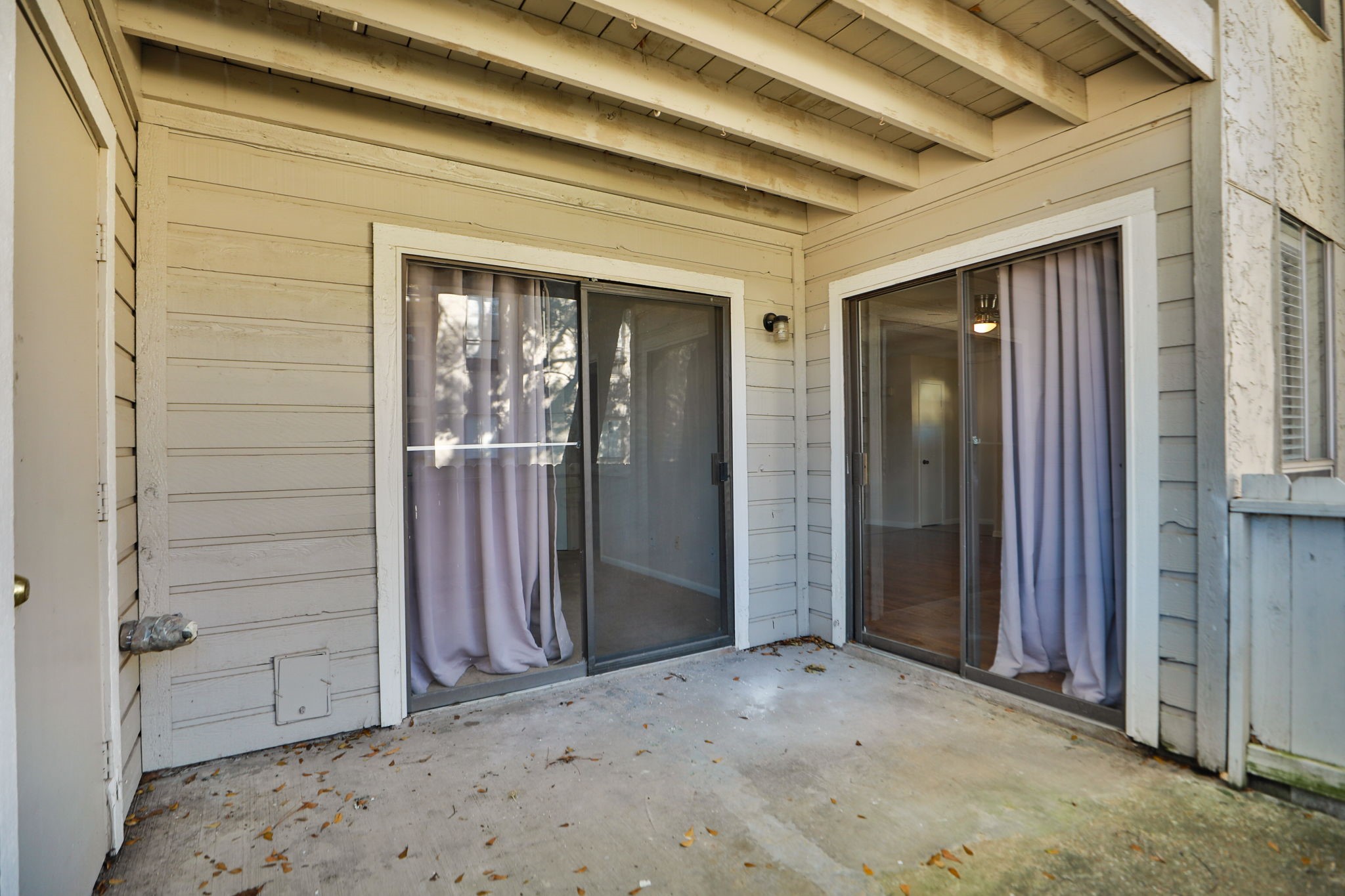 17401 Red Oak Drive, Unit 97 Houston, TX 77090 - Photo 29 of 37 an empty room with windows