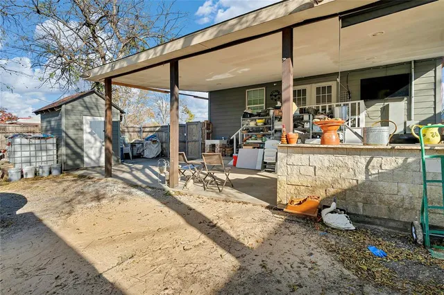 a view of a backyard