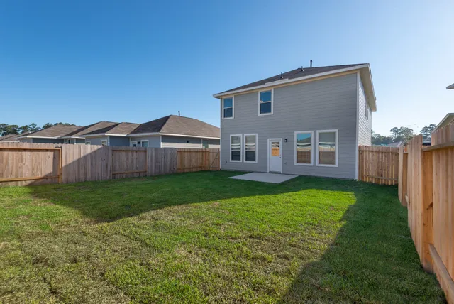 a view of a house with backyard and garden
