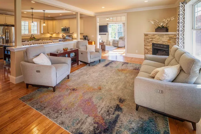 $949,900 | 4 Shore Lane, Dover, NH 03820