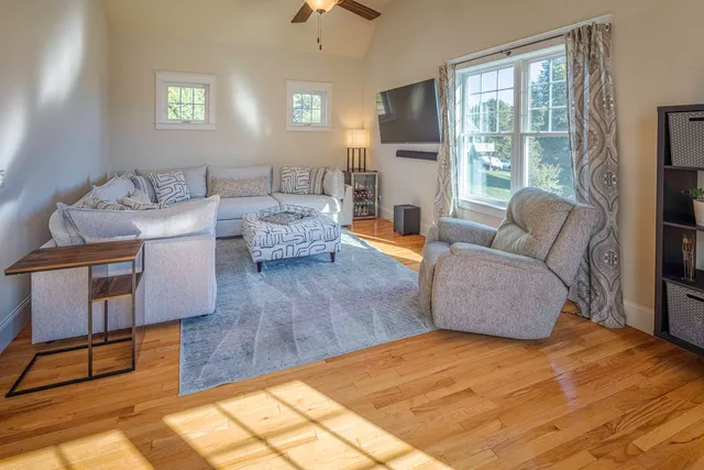 $949,900 | 4 Shore Lane, Dover, NH 03820