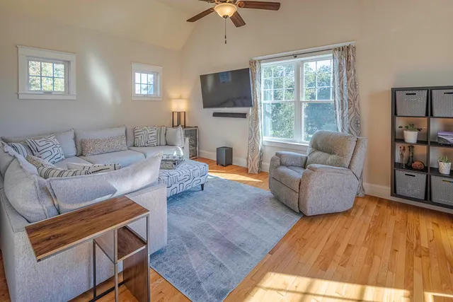 $949,900 | 4 Shore Lane, Dover, NH 03820