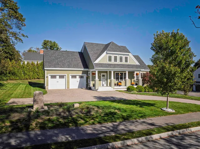 $949,900 | 4 Shore Lane, Dover, NH 03820