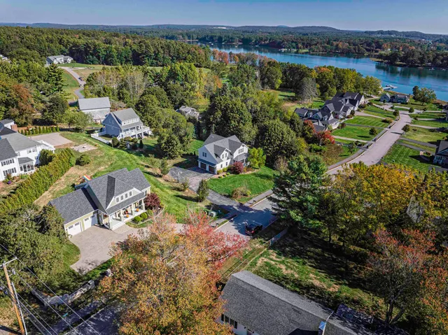 $949,900 | 4 Shore Lane, Dover, NH 03820